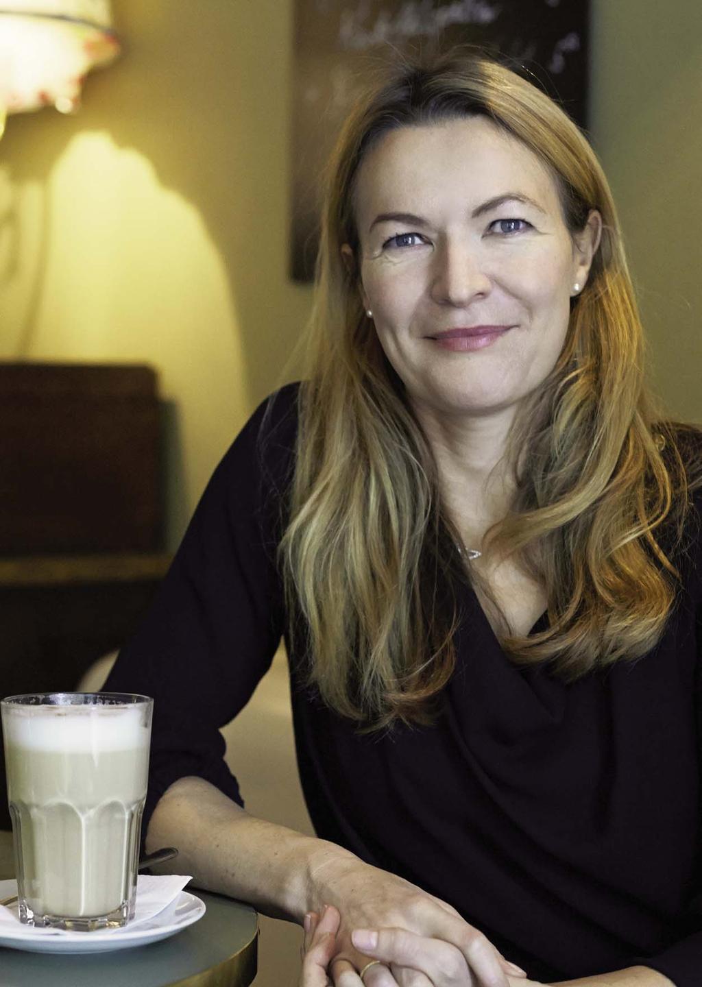 Ivana Sugar Bekommt Einen Sehr Süßen Maas Von Milch Auf Sich Selbst