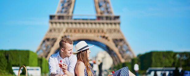 Paris: Mehr Zeit für die Stadt der Liebe Eiffelturm, Moulin Rouge & Abendessen auf dem "Tour Montparnasse" Picknick am Eiffelturm Ekaterina Pokrovsky-stock.adobe.