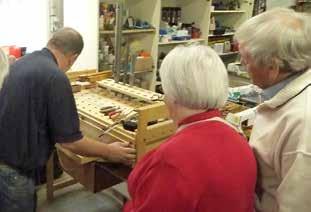 Herr Oppel führte uns durch seine Werkstatt und alle Mitreisenden konnten sich einmal über die vielfältigen handwerklichen Tätigkeiten eines Orgelbauers informieren.