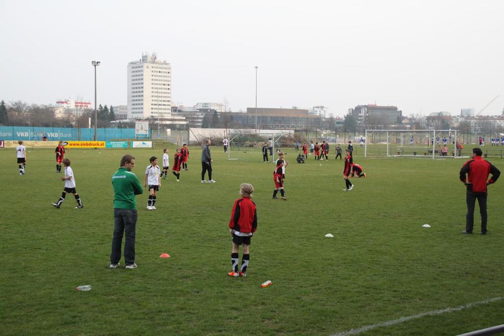 Unserer Philosophie Wir versuchen Fußball zu lehren und alles was mit dieser faszinierenden Sport mit sich bringt. Wir sehen dabei eine Menge an Nutzen für das Leben in unserer Gesellschaft.