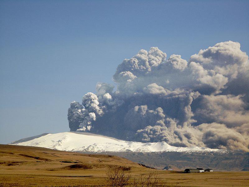 Insbesondere wurde Mitte April 2010 auf Grund der ausgetretenen Vulkanasche der Flugverkehr in weiten Teilen Nord-