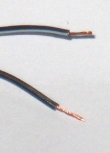 Jedes Kabel besteht aus zwei Adern, Plus und Minus. Die Plusleitung ist oftmals mit einer weißen Markierung versehen, die sich entlang des Kabels zieht. Ziehen Sie die Adern auseinander.