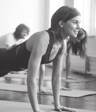 Yoga für Frauen FB5291 Luna Yoga Margarete Bröcker, Luna Yoga-Lehrerin, Dipl. Sozialarbeiterin Luna Yoga vereint Körper- und Atemübungen sowie Tanzelemente und Tiefenentspannung.