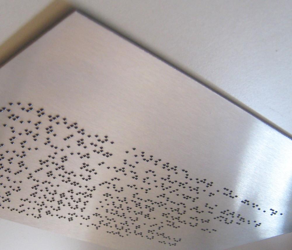 BEISPIEL Edelstahltafel mit Braille-Druck Material: Edelstahl 1,5 mm Technik: UV-Direktdruck Schrift: Brailleschrift, direkt auf die