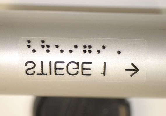 NACHRÜSTEN: Klebefolien mit Braille-Druck Mit Klebefolien können ganz verschiedene Elemente kostengünstig barrierefrei gemacht werden, z.b. Aufzugstasten, Handläufe, Schilder oder Übersichtspläne.