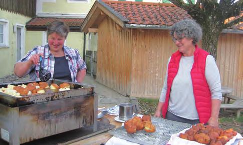 In der Kirchweih-Woche kamen Annelies Holzer und Barbara Riesch in den Kindergarten und präsentierten im Garten das Kirtanudelnbacken.