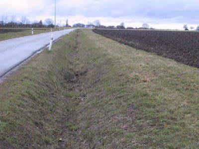 nur gelegentlich wasserführend nur gelegentlich bedeutet so viel wie selten oder in unregelmäßigen Abständen Merkmale: Grabensohle mit typischen Grünlandpflanzen bewachsen