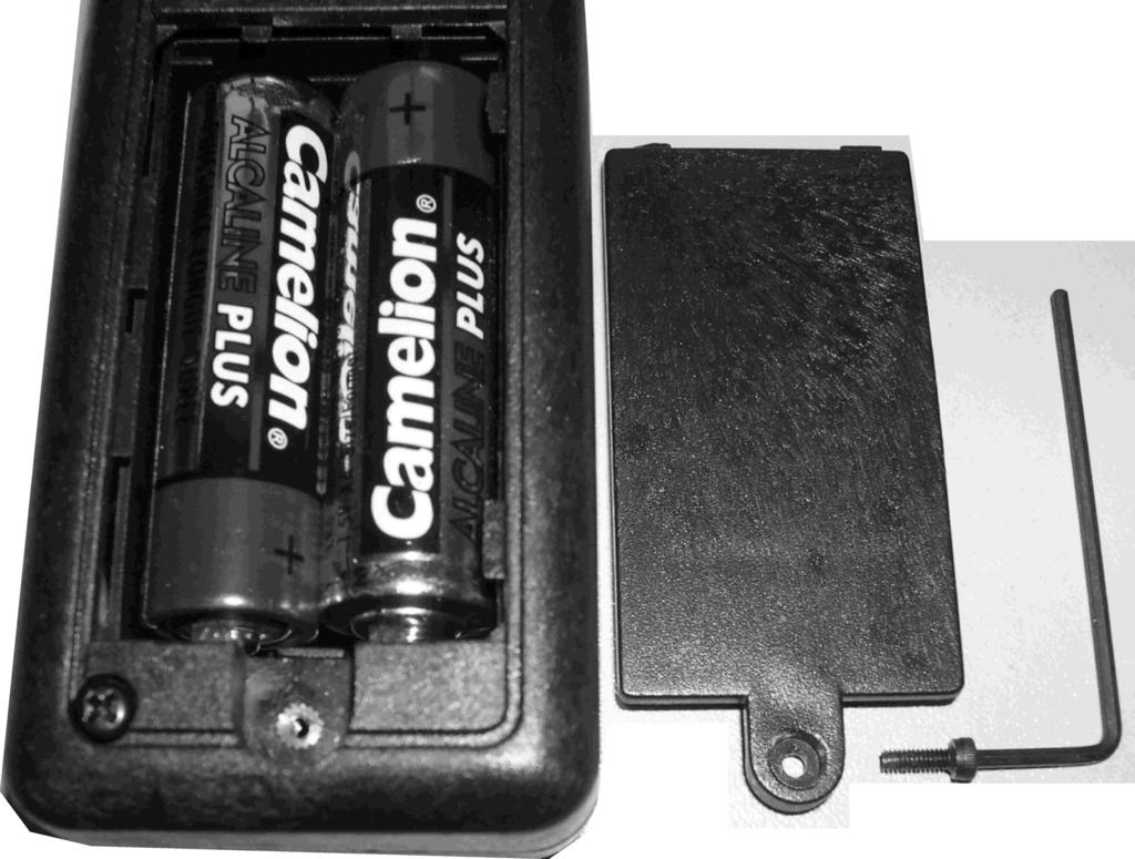 Zum Wechseln der Batterien oder Akkus öffnen Sie das Batteriefach mit dem mitgelieferten Inbusschlüssel.