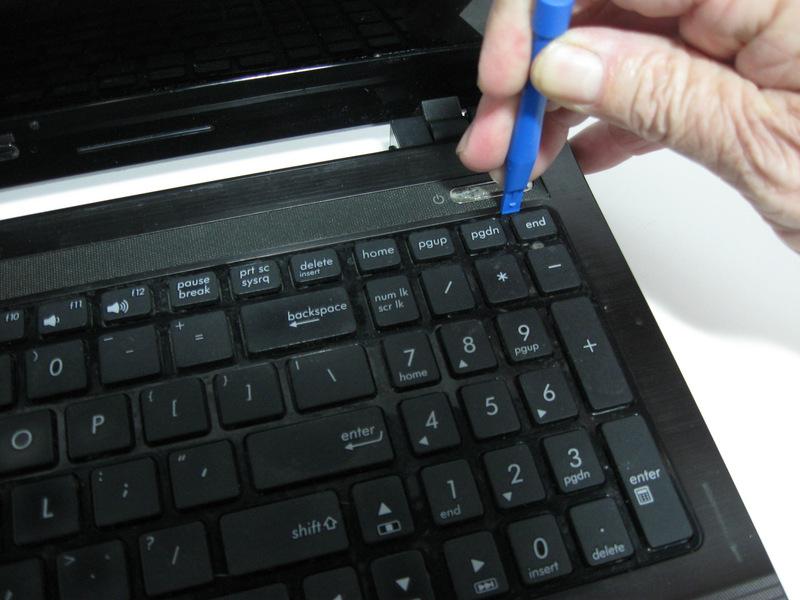 Entfernen Sie langsam die Tastatur, indem Sie vorsichtig die Tastatur weg von der Handauflage zu