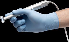 7 I Intraoral-Scanner Bemerkenswert kleines Handstück Das kleine und leichte (105 g) Handstück, welches mit seiner Form einem standardmäßigen dentalen Handstück ähnelt, gewährleistet