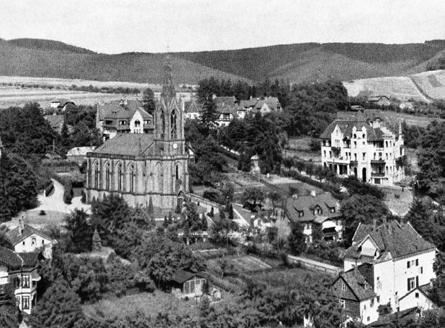 Bad Pyrmont, Panorama mit der neugotischen Stadtkirche gefeiert. Wann der erneute Umzug in das Haus Lyncker in der Brunnenstraße 46 erfolgt, ist nicht gewiss.