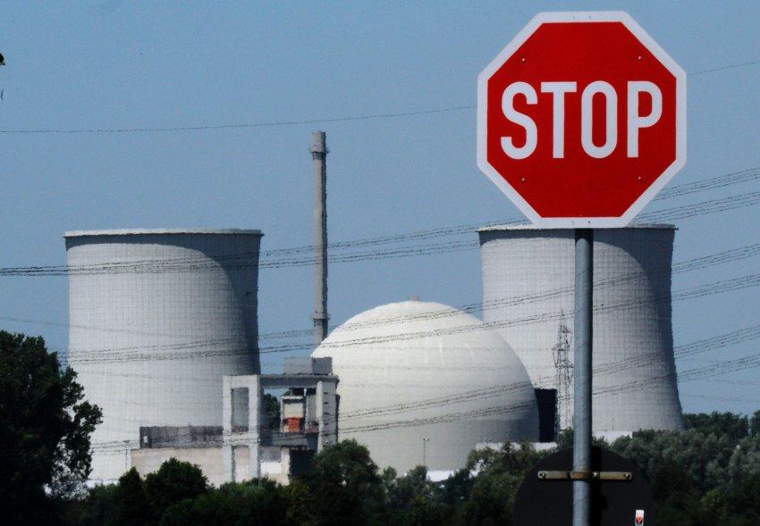 ? Beschlüsse des Bundestags Beschlüsse des Bundestags Atomausstieg: bereits stillgelegte Atomkraftwerke aus; Abschaltungen der neun verbleibenden AKW: 2015 Grafenrheinfeld; 2017 Gundremmingen B; 2019