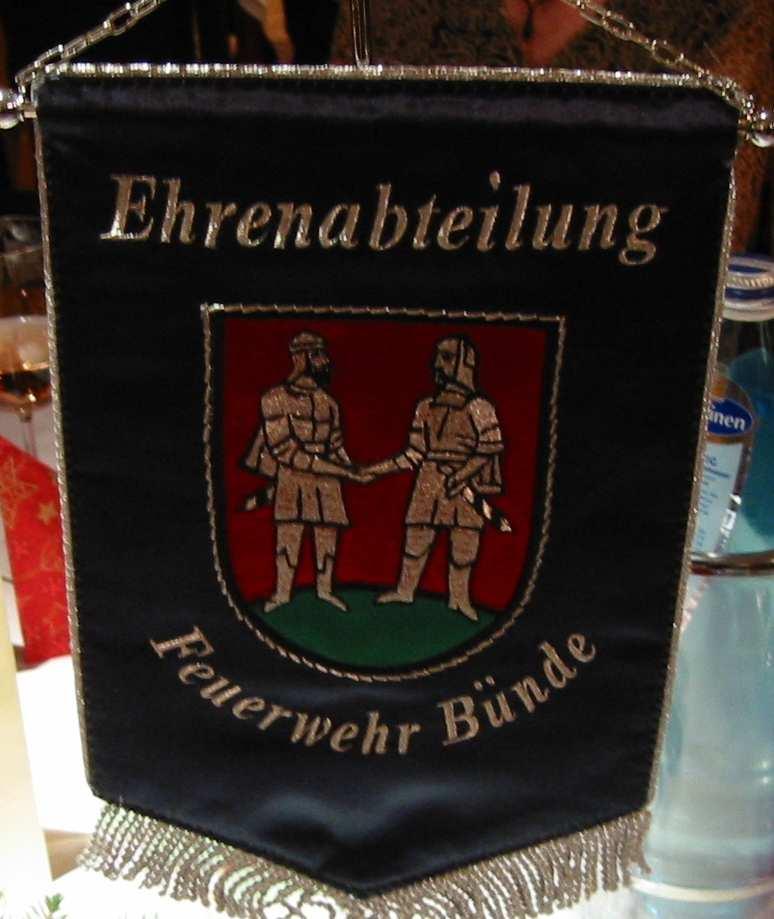 Die drei Tischwimpel waren fertig. Finanziert von den Mitgliedern der Ehrenabteilung und dem Förderverein der FF Bünde e.v., wurden diese vom LdF Rüdiger Meier und dem stellv.
