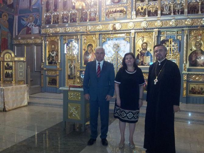 uităm să iubim România şi să fim mândri că suntem români. În cadrul acestei vizite a venit Dl. Ministru Angel TÂLVĂR şi la Biserica Sf. Ap.