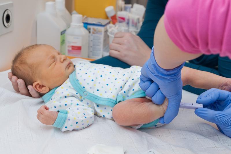 Für das Neugeborenenscreening genügen wenige Tropfen Blut aus der Ferse des Kindes.