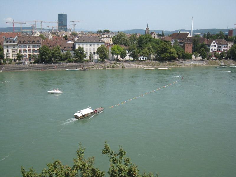 Historische Seilfähre mit Naturantrieb durch die Strömung des Rheins.