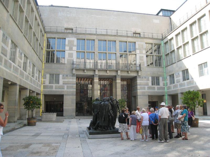 Warten im Innenhof des Kunstmuseum Basel auf die Öffnung des