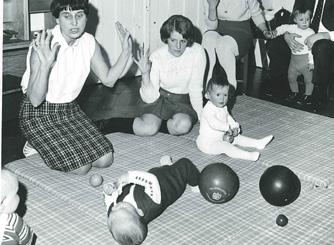 TITELSTORY Frühförderung in der Familienbildungsstätte in den 70er Jahren. 1982 wurden die ersten Rettungssanitäterinnen ausgebildet.