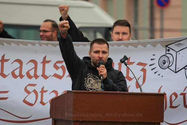 2.1.3 Gruppe Eminger Foto 2.1.3.001: Maik Eminger als Redner während einer Kundgebung der neonazistischen Gefangenenhilfe (Foto: https://www.flickr.