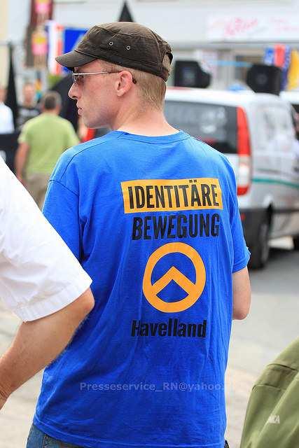 2.3 Sonstige Organisationen mit Anknüpfungspunkten zum neonazistischen Milieu 2.3.1 Identitäre Bewegung Havelland Foto 2.3.1.001: Aktivist der Identitären Bewegung Havelland während des Neonaziaufmarsches am 2.