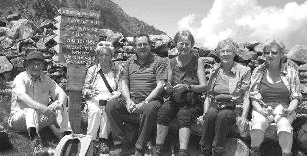 MÄNNERRIEGE II Turnerfreizeit mit Frauen 2012 in Südtirol Der Blick vom blumengeschmückten Balkon des Granpanorama Hotel Stephanshof, Villanders, Dolomiten, geht über das Eisacktal hinüber zum