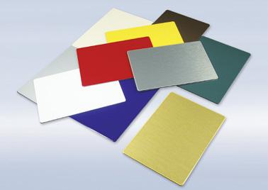 Mit den in verschiedenen Farben erhältlichen Deckschichten können dekorative Akzente gesetzt werden. Abgerundet wird die Produktpalette durch gebürstete Platten in Edelstahloptik.