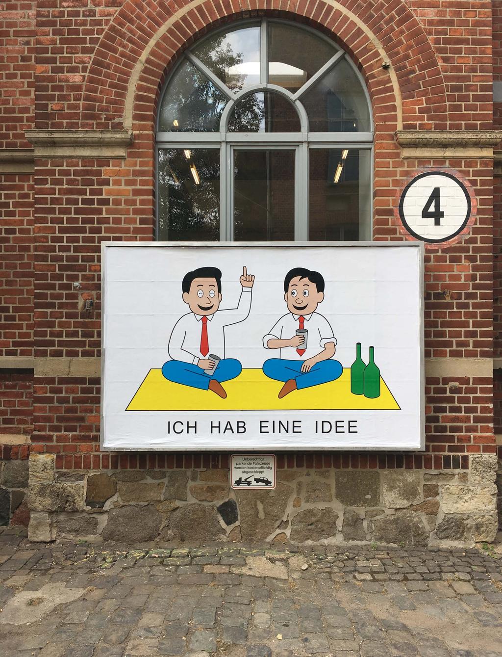 ICH HAB EINE IDEE Display, Halle 4, Spinnerei, Leipzig, 2016 Zwei junge Männer trinken Wein auf einer Picknickdecke.