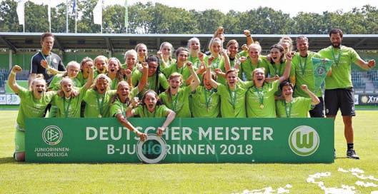 Deutsche Meisterschaft Jubeln mit der Schale: Die B-Juniorinnen des VfL Wolfsburg haben die Deutsche Meisterschaft gewonnen.