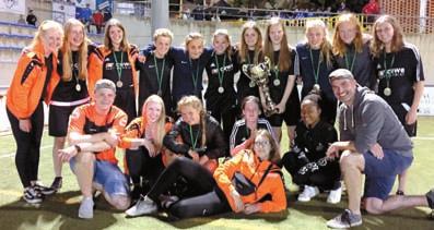 Sieg in Barcelona KSV-Mädels gewinnen internationales Turnier Die C-Mädchen vom Krusenbuscher SV waren beim 35. Internationalen KOMM-MIT-Turnier in Barcelona Ende Mai nicht zu stoppen.