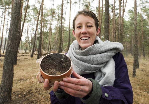 PANORAMA 25 SCIENCE AROUND THE WORLD The Fulbright Scholar Sally Donovan analyzes the charcoal production in Brandenburg and Connecticut on a global scale at BTU Sally has been fascinated with