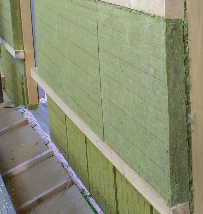 Befestigung durch Klemmen Auch das Klemmen zwischen die Vertikalprofile einer HolzMetall-Unterkonstruktion oder der Lattung einer ein- oder zweilagigen Holz-Unterkonstruktion ist eine Art der