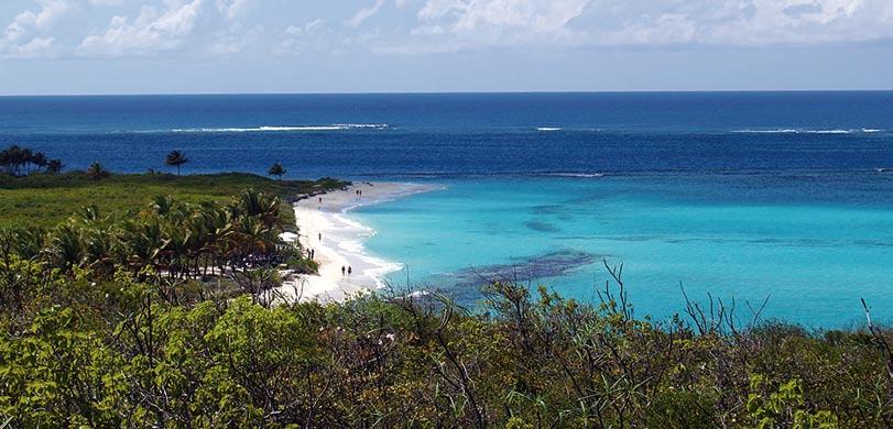 REPORTAGE Blick auf die Shoal Bay Kristallklares Wasser und guter Fisch Zu den absolut größten Highlights zählen allerdings die 33 Strände Anguillas: Allesamt sind sie weiß und feinkörnig.