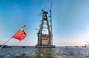 10 Niederösterreich Doka schalt Brücke der Superlative In der chinesischen Provinz Jiangsu, nördlich von Shanghai, entsteht die größte Schrägseilbrücke der Welt.