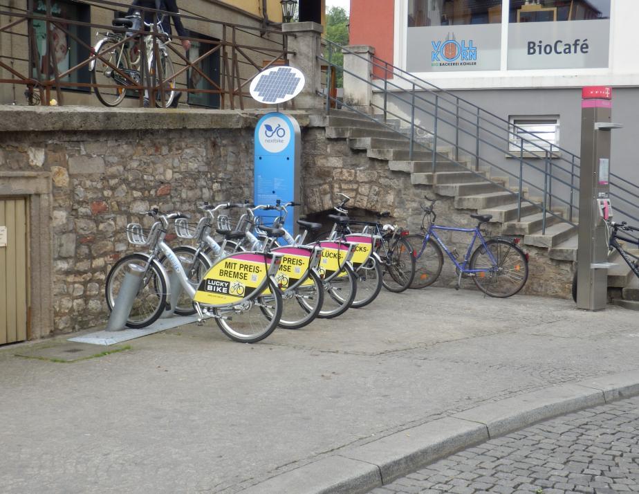 Fahrräder, teilweise in Kombination mit Mobilstation, immer in der Nähe von