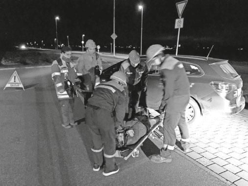 Mitteilungsblatt der Gemeinde Hartheim FREIWILLIGE FEUERWEHR Feuerwehreinsatz mit Menschenrettung Was ist zu tun? In der Jugendfeuerwehrprobe am 23.11.2018 stand wieder die erste Hilfe auf dem Plan.