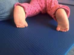 Um dem Bewegungsdrang eines Babys nachzukommen, ist eine gemeinsame Stunde mit verschiedenen