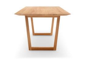 Der aus charaktervollem Massivholz gefertigte Tisch kann auch hervorragend mit anderen Stühlen wie Rolf Benz 606 (S. 157) oder dem Stuhlsessel Rolf Benz 640 (S.