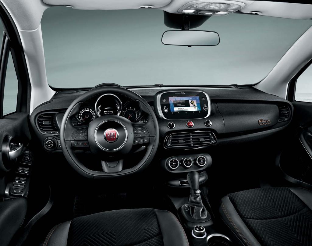 INNENANSICHTEN EINES CHARMEURS. Alles, was der neue Fiat 500X S-DESIGN von außen verspricht, hält er auch von innen. Ein schwarzes Finish an Luftdüsen und Radio versprüht Eleganz.