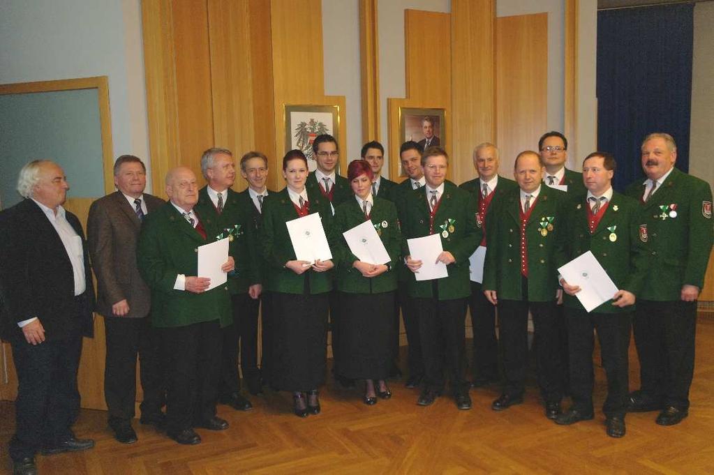 - 7 - V) Ehrungen und Auszeichnungen Folgende MusikerInnen wurden vom Steirischen Blasmusikverband in der heurigen Jahreshauptversammlung des Musikvereines ausgezeichnet: Ehrenzeichen in Bronze für