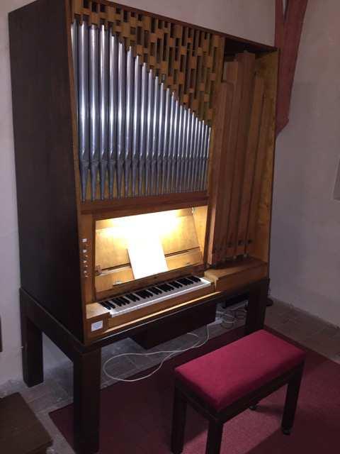Orgelpositiv abzugeben! In der evangelischen Kapelle im Kloster Chorin steht ein Orgelpositiv, das wegen Anschaffung eines neuen Instrumentes dort nicht mehr benötigt wird und günstig abzugeben wäre.