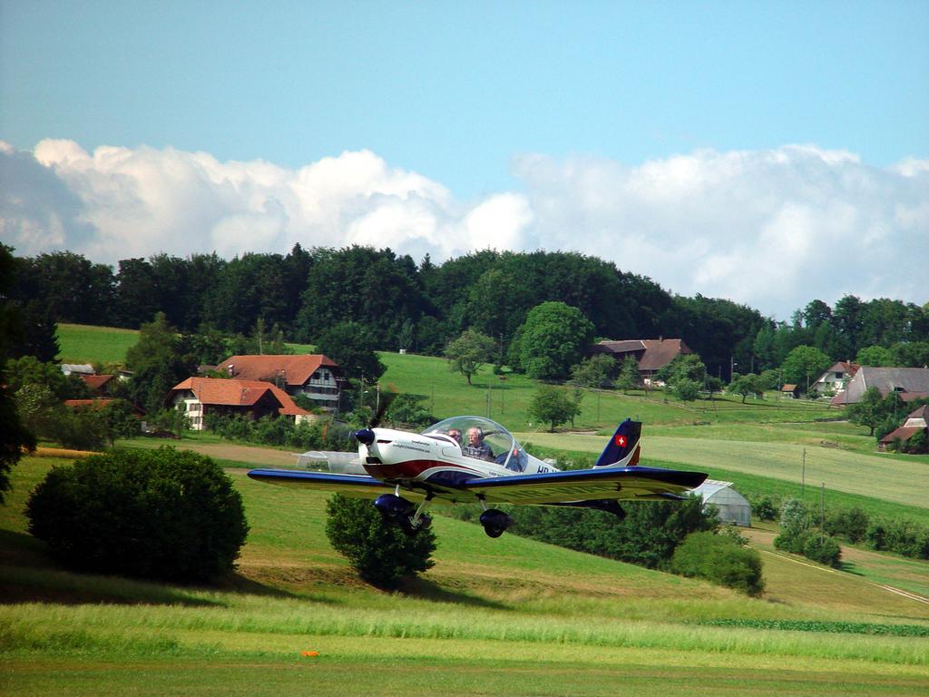 Die erste Landung des Ecolight Flugzeugs vom Typ Eurostar HB-WAF auf dem Flugplatz Langenthal am 1.