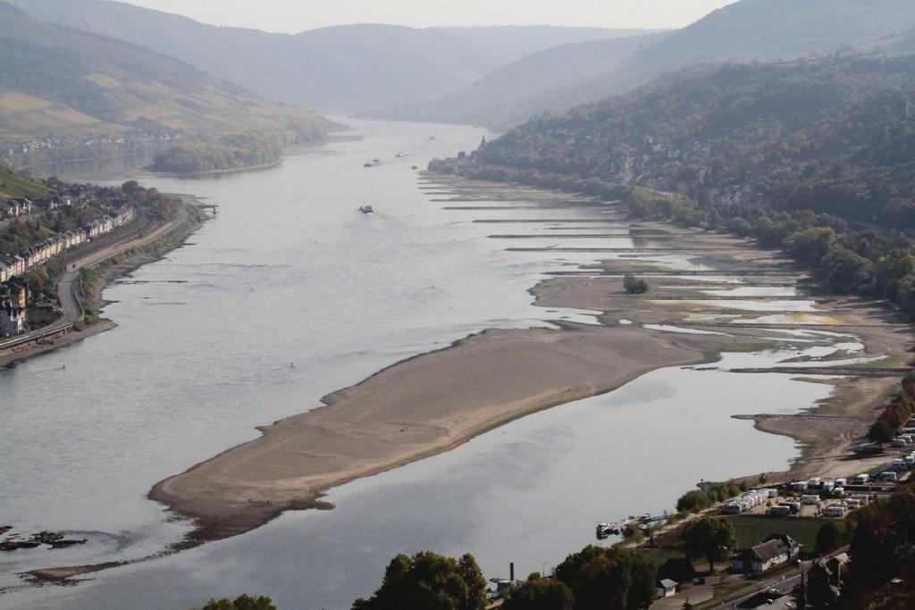 landesweit die Niedrigwassersituation in den großen Flüssen fort. An einigen Pegeln des Rheins ist der Wasserstand unter die niedrigsten Werte gefallen, die jemals gemessen wurden.