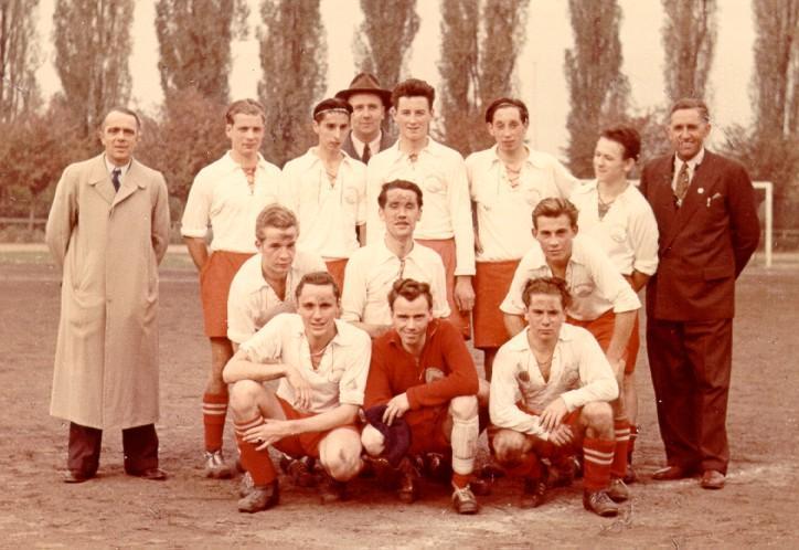 um 1955 Hinten: Adolf Wirth (Spielausschuß), Kurt Zahn, Walter Roth, Karl Habermann (Trainer), Hermann Bach, Willi Reis, Gerhard Köhler,