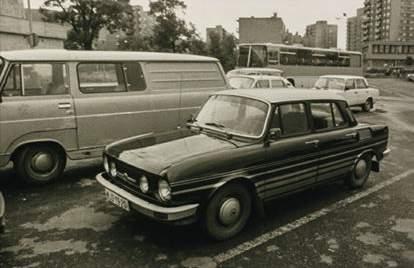 Der Eigentümer dieses Exemplars individualisierte seinen Škoda durch eine auffällige Speziallackierung in Schwarz mit roten Streifen. Aufnahme 1987 in Koprivnice.