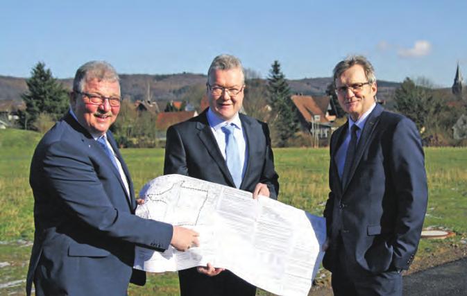 Jürgen Kreimeier (v. l.), Frank Rohs und Detlev Priehs stellen auch die Pläne für den nächsten Bauabschnitt vor schließung und der Vermarktung des zweiten Bauabschnittes im Feeshof in Schnathorst.
