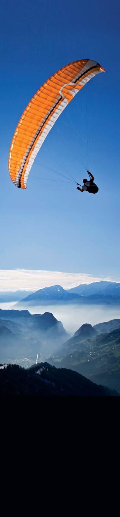 FLUGGEBIET GARMISCH Blick auf einen der Osterfelder Startplätze oberhalb der Gipfelstation Atemberaubender Blick über Garmisch. Im Hintergrund der Wank. Kultur und Tradition wohin man schaut.