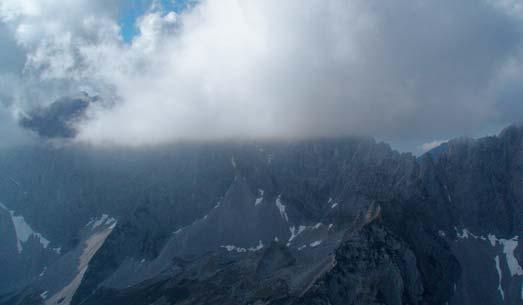 ALTOCUMULUS Die eigentliche»schäfchenwolke«zeigt sich als Ballen oder Walzen in Haufenform, oft mit schmalen deutlichen Lücken (»Schafherde von oben«) in 2,5-6 km Höhe.