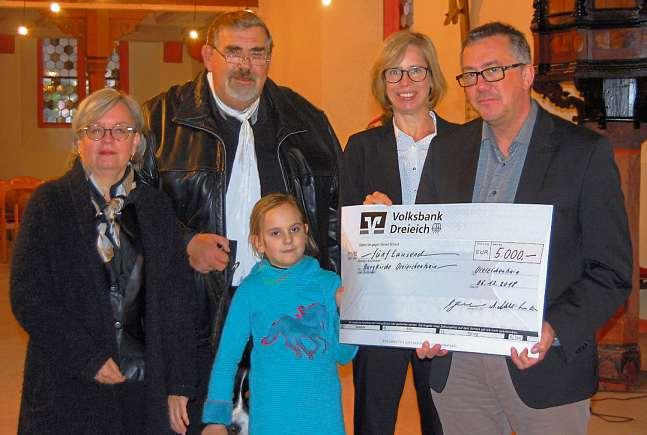 Mittwoch, 12. Dezember 18 LOKALES 3 Spenden aus Verbundenheit Burgkirchengemeinde freut sich über weitere 15.000 Euro für die Sanierung DREIEICH (jeh) Nachdem der Festgottesdienst zum 300.