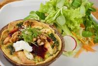 ALLE SPEISEN: Die kleine Spinat Quiche Kleiner Gemischter Salat mit Balsamico Senf Dressing Allergene: Senf, Sulfite Grüner Salat der