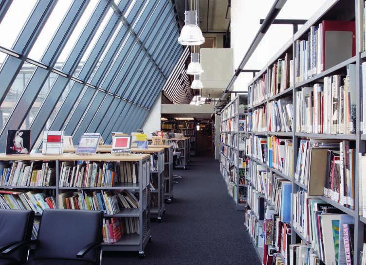 2 Die Stadt-Bibliothek Hannover ist eine Bücherei. Die Stadt-Bibliothek ist eine Bibliothek für alle Menschen. Egal, wie alt Sie sind.